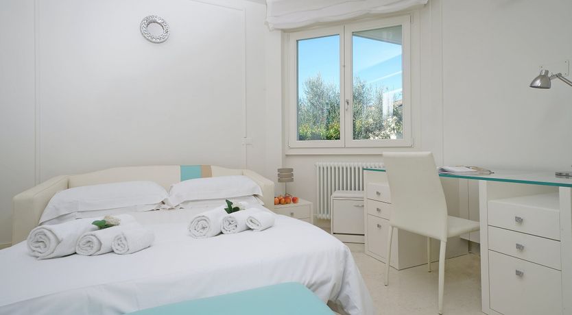 Photo of Roses & Cream