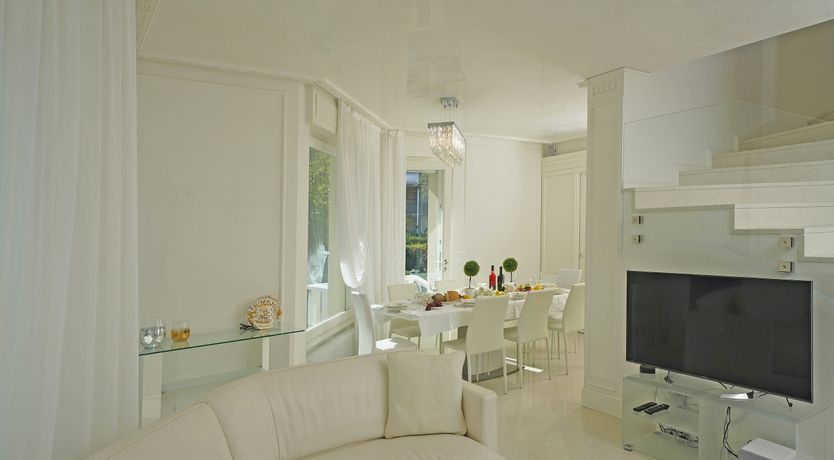 Photo of Roses & Cream