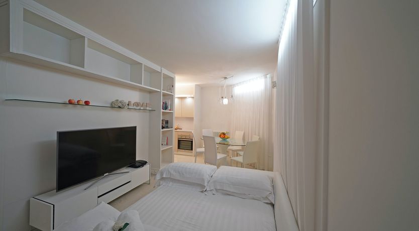 Photo of Roses & Cream