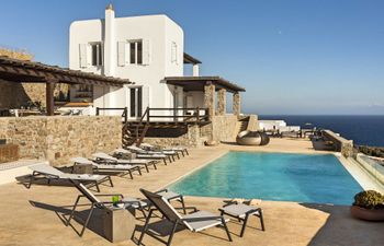 Rose Petals on the Horizon Holiday Home