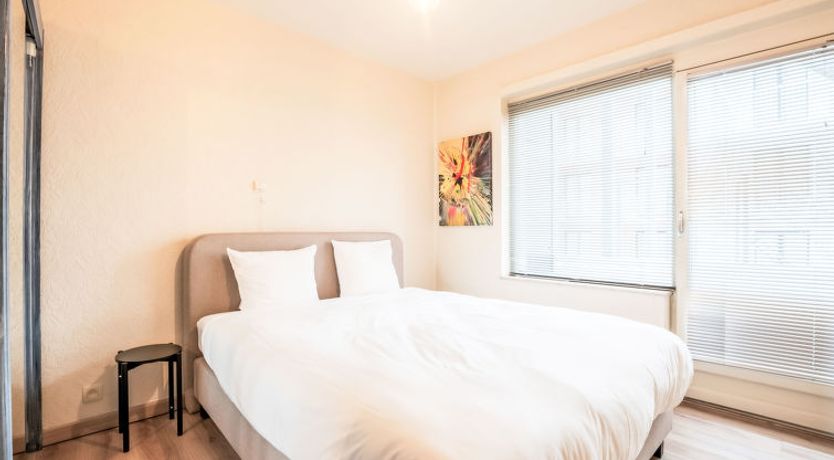 Photo of Bella I with parking and harbour view