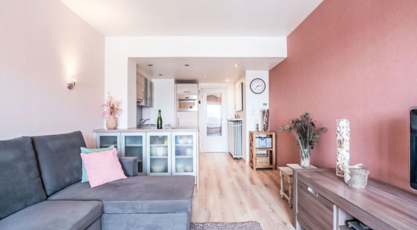 Photo of Bella I with parking and harbour view