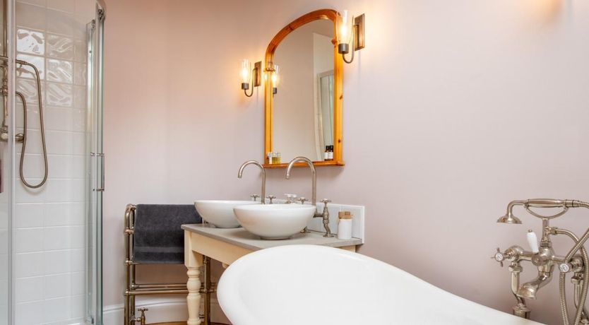 Photo of 5 Bed in East Cowes