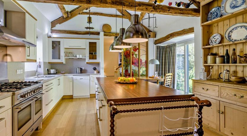 Photo of 6 Bed in Martindale