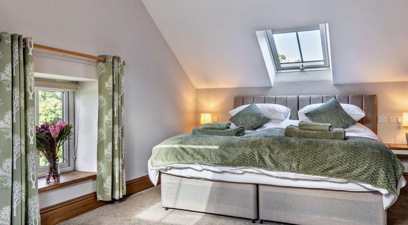 Photo of 2 Bed in Longsdon