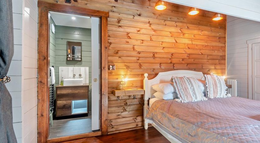 Photo of 2 Bed in Hambledon