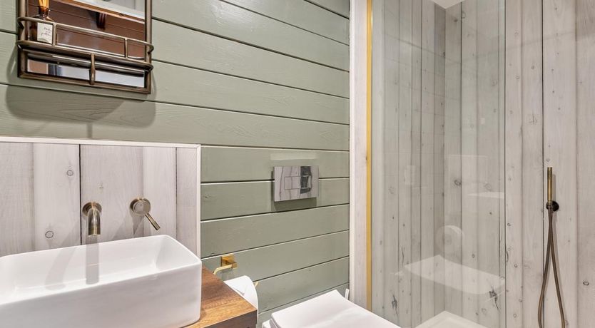 Photo of 2 Bed in Hambledon