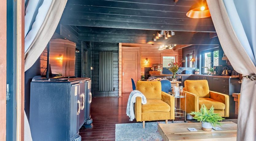 Photo of 2 Bed in Hambledon