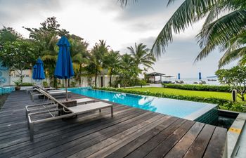 Barefoot on the Beachfront Holiday Home