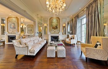 Stately Spirit Holiday Home