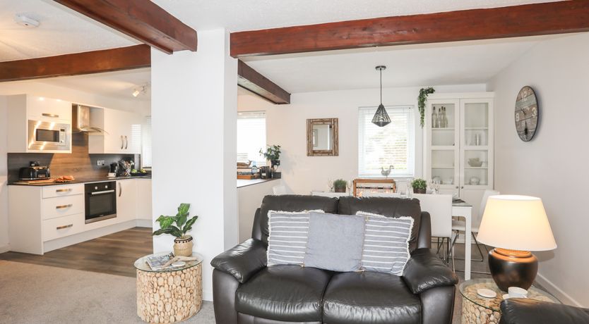 Photo of Bywyd Da (232 Cae Du)