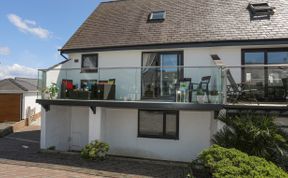 Photo of Bywyd Da (232 Cae Du)