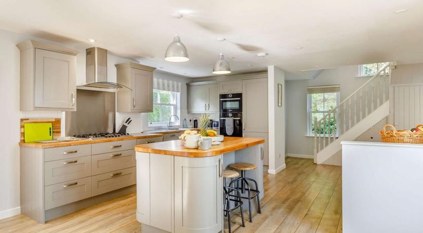 Photo of 3 Bed in Perranarworthal