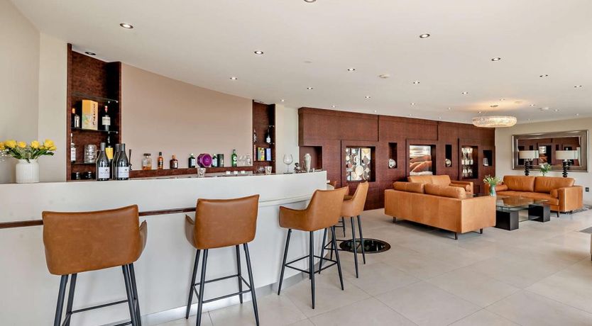 Photo of 5 Bed in Norwood