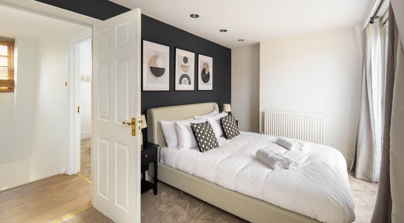 Photo of Round the Wicket