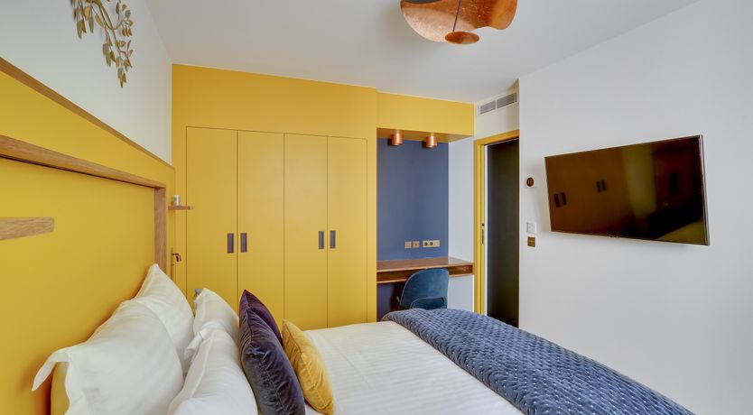 Photo of Amber Avenue