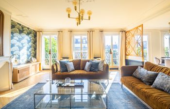 Paris Magenta Holiday Home