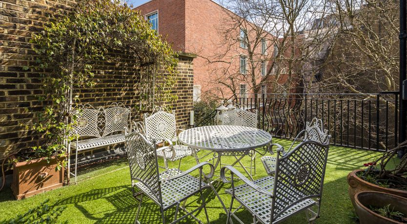 Photo of The White Bonnet