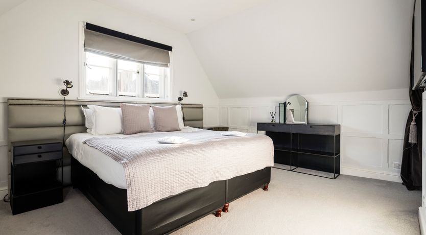 Photo of The White Bonnet