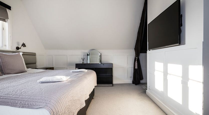 Photo of The White Bonnet