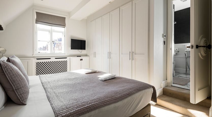 Photo of The White Bonnet