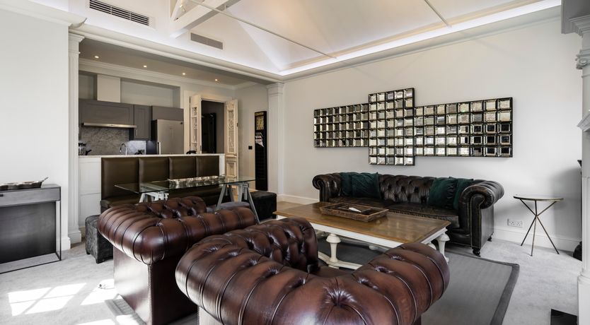 Photo of The White Bonnet