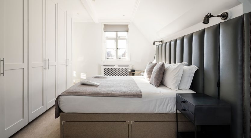 Photo of The White Bonnet