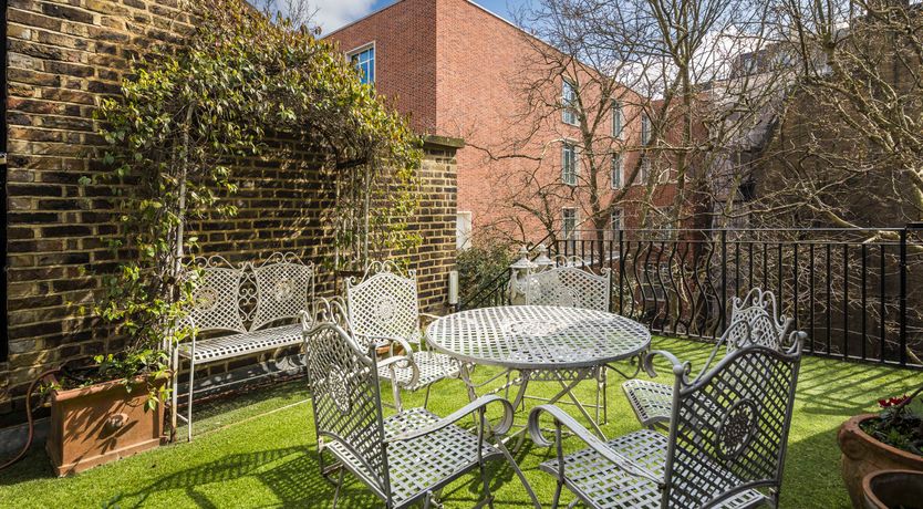 Photo of The White Bonnet