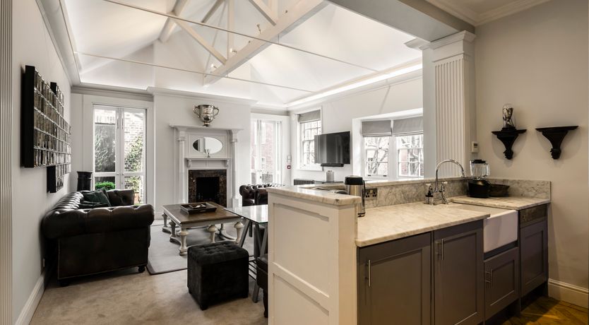 Photo of The White Bonnet