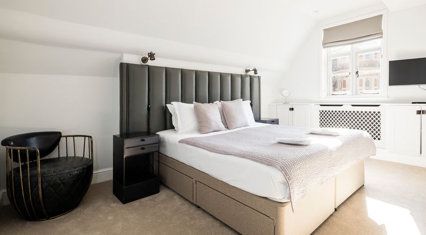 Photo of The White Bonnet