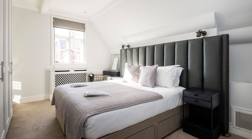 Photo of The White Bonnet