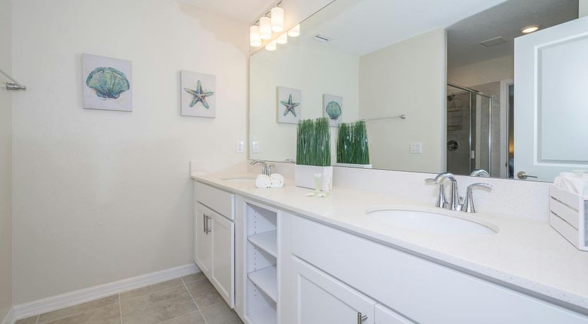 Photo of The Aurora Skyline