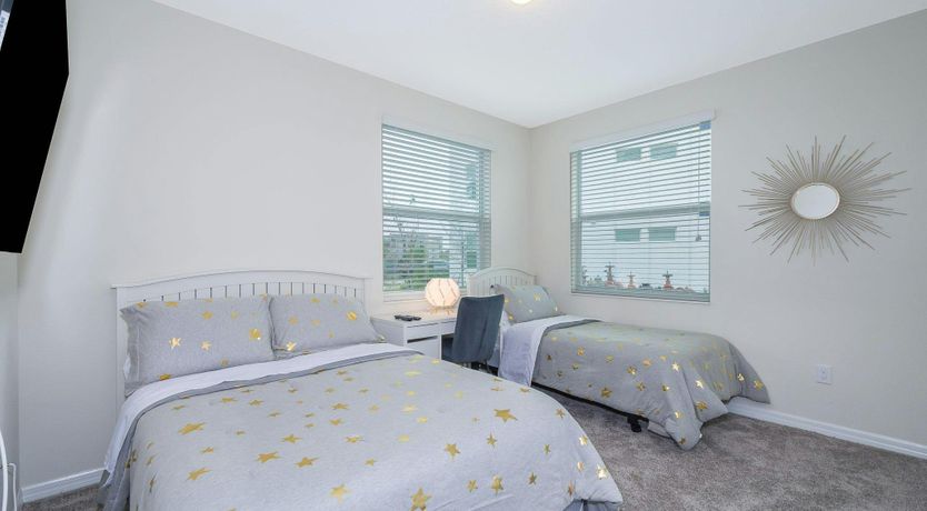 Photo of The Aurora Skyline