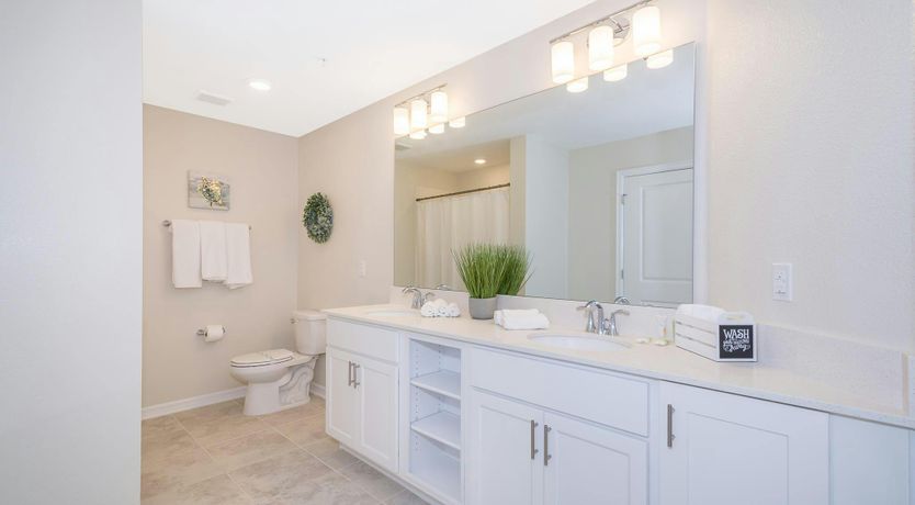 Photo of The Aurora Skyline