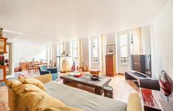 Parisian Aura Holiday Home