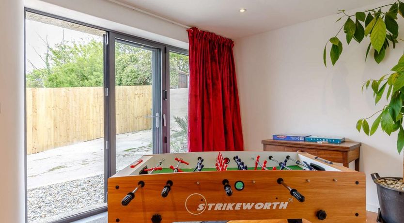 Photo of 5 Bed in Mount Hawke