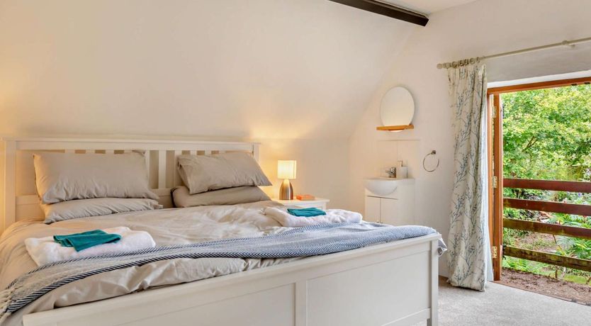 Photo of 6 Bed in Taunton