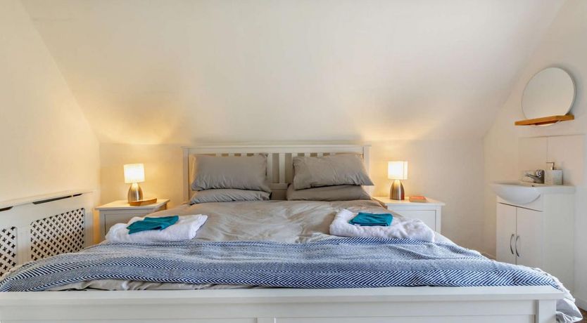 Photo of 5 Bed in Woolston