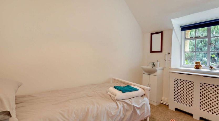 Photo of 5 Bed in Woolston