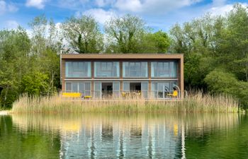 Glistening Lake Holiday Home