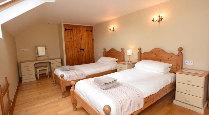 Photo of 5 Bed in Hartland