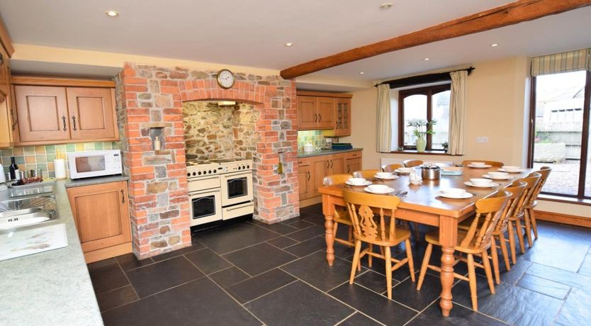 Photo of 5 Bed in Hartland