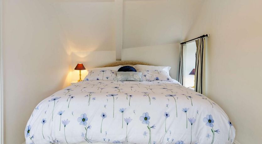 Photo of 2 Bed in Weare Giffard