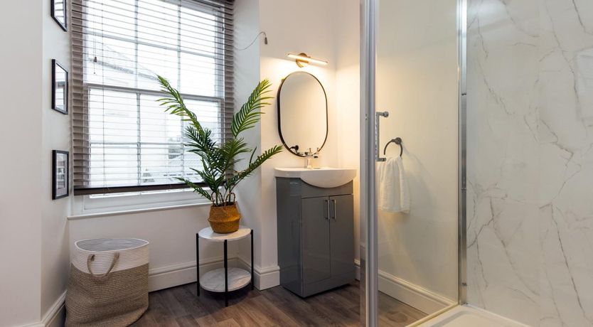 Photo of 3 Bed in Tenby