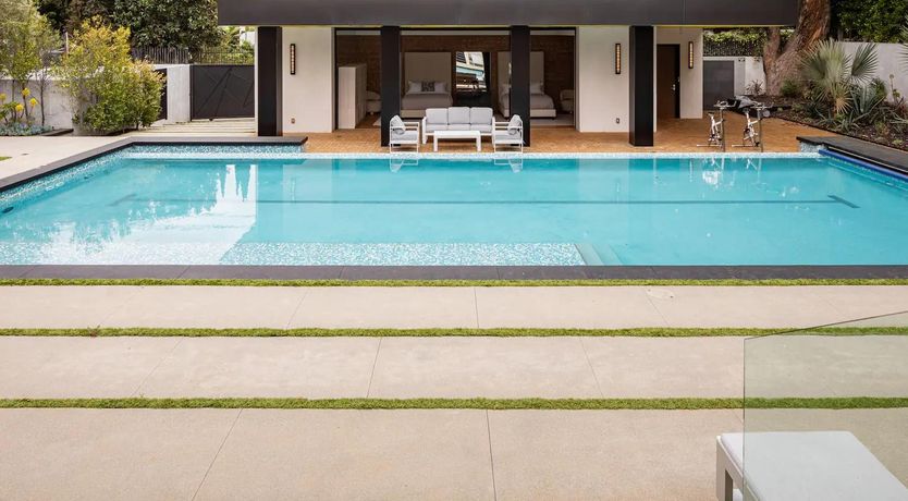 Photo of Beverly Buzz