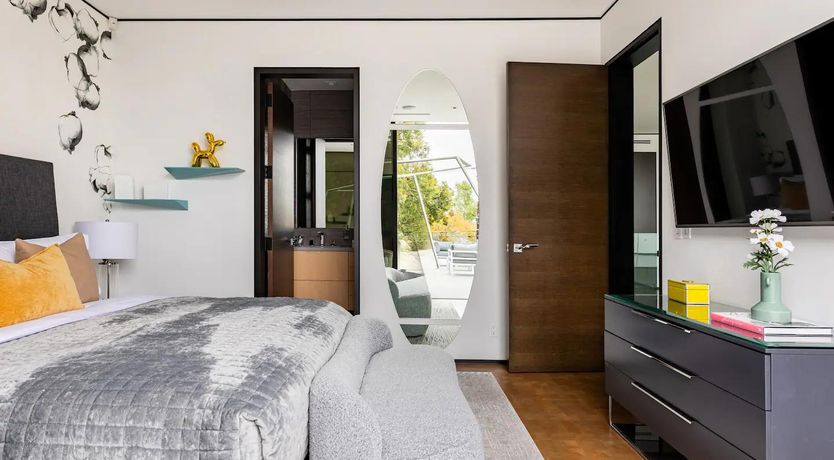 Photo of Beverly Buzz