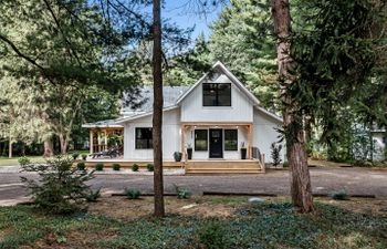 Lakeshore Landscape Holiday Home