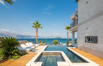 Glittering Sea Holiday Home