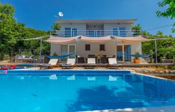 Golden Sunburst Holiday Home