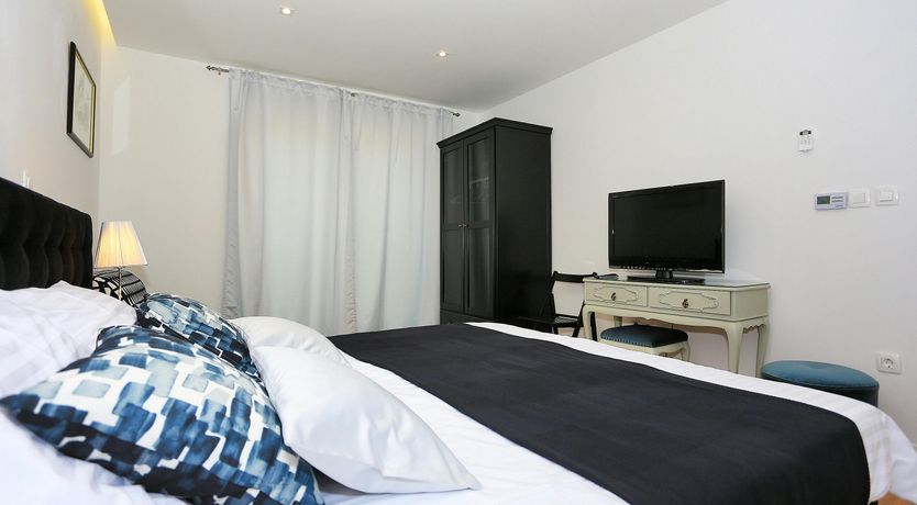 Photo of Lake & Mountain